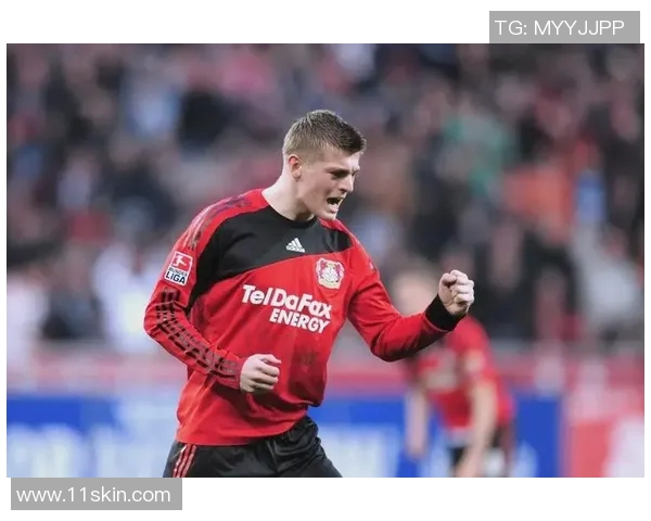 克罗斯：从天才少年到足球巨星的辉煌历程与传奇故事