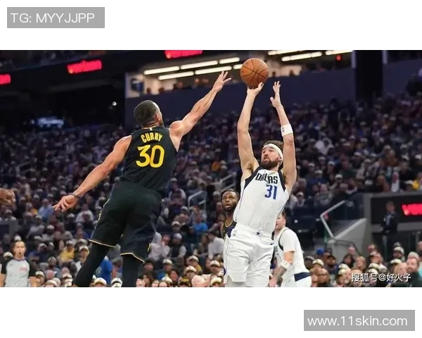 勇士与独行侠激战正酣NBA赛场精彩瞬间回顾与分析