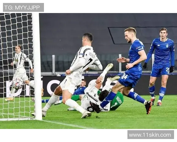 欧冠赛场惊现奇葩瞬间球迷闯入抢夺C罗球衣引热议